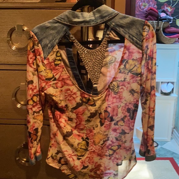 Flowered blouse with rhinestone bottoms - Picture 2 of 2